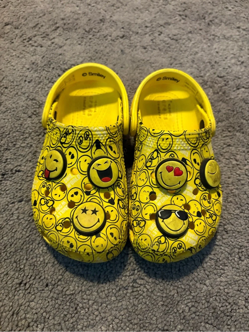 Smiley world crocs collab 10c